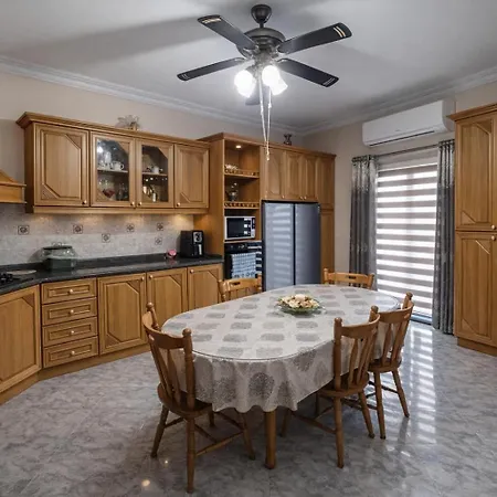 Short Minutes Walk To The Sea Fully Air Conditioned * Il-Mahsel