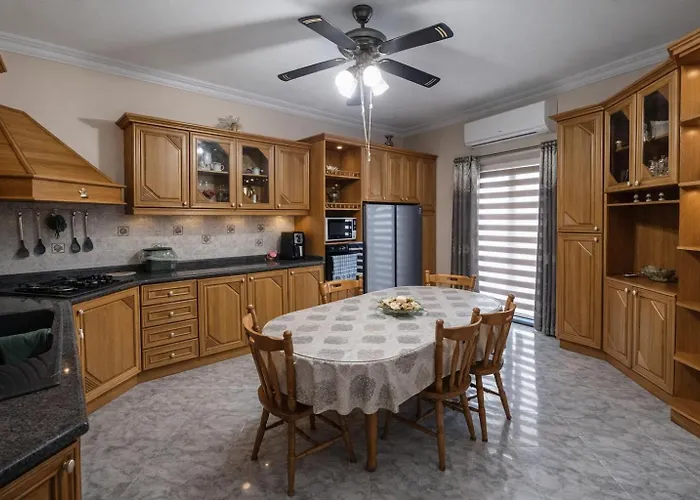 Short Minutes Walk To The Sea Fully Air Conditioned * Il-Mahsel