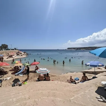 Short Minutes Walk To The Sea Fully Air Conditioned *